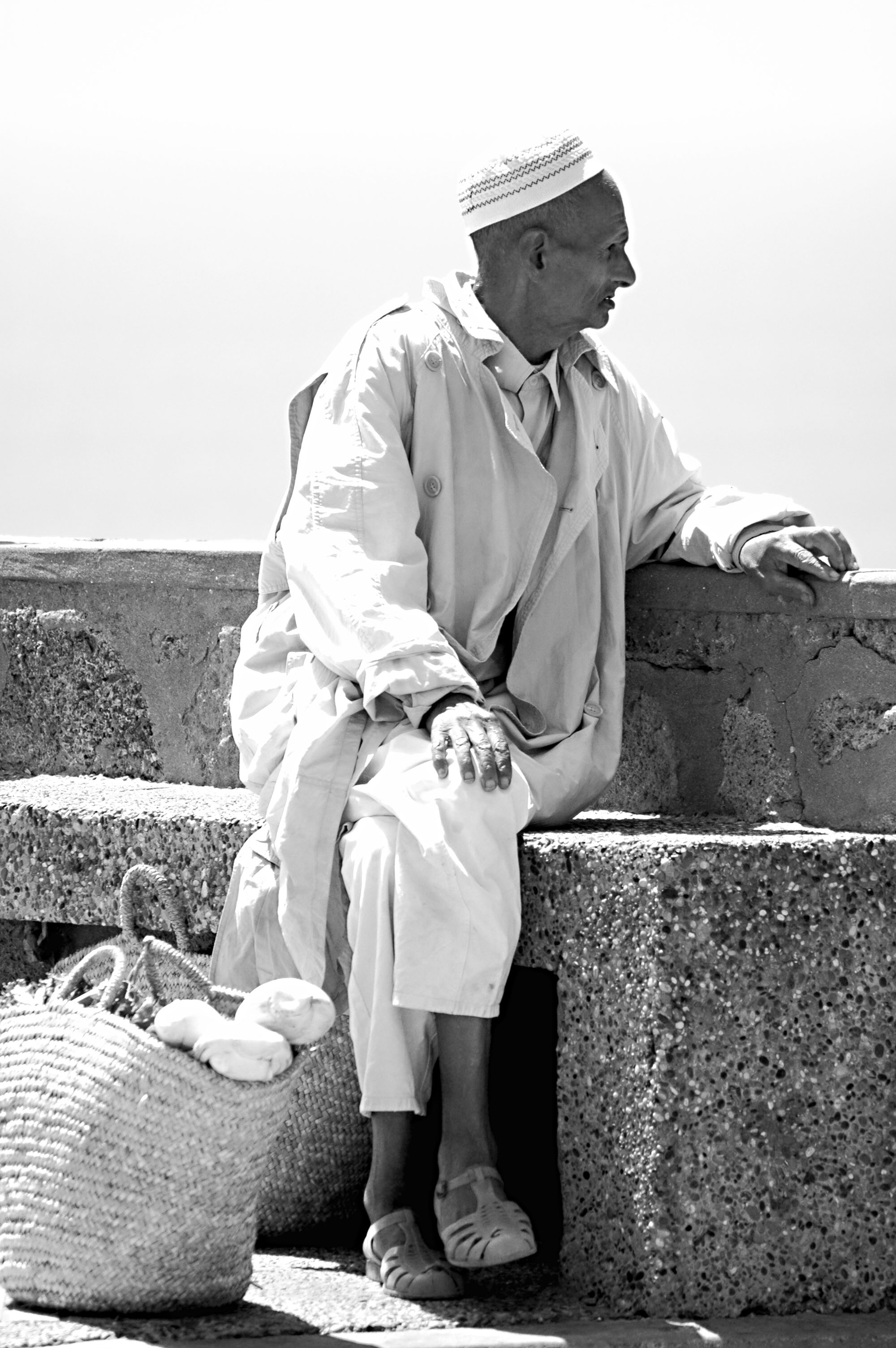 N_amp_B Marocain regardant la mer - MOULAY BOUSSELHAM